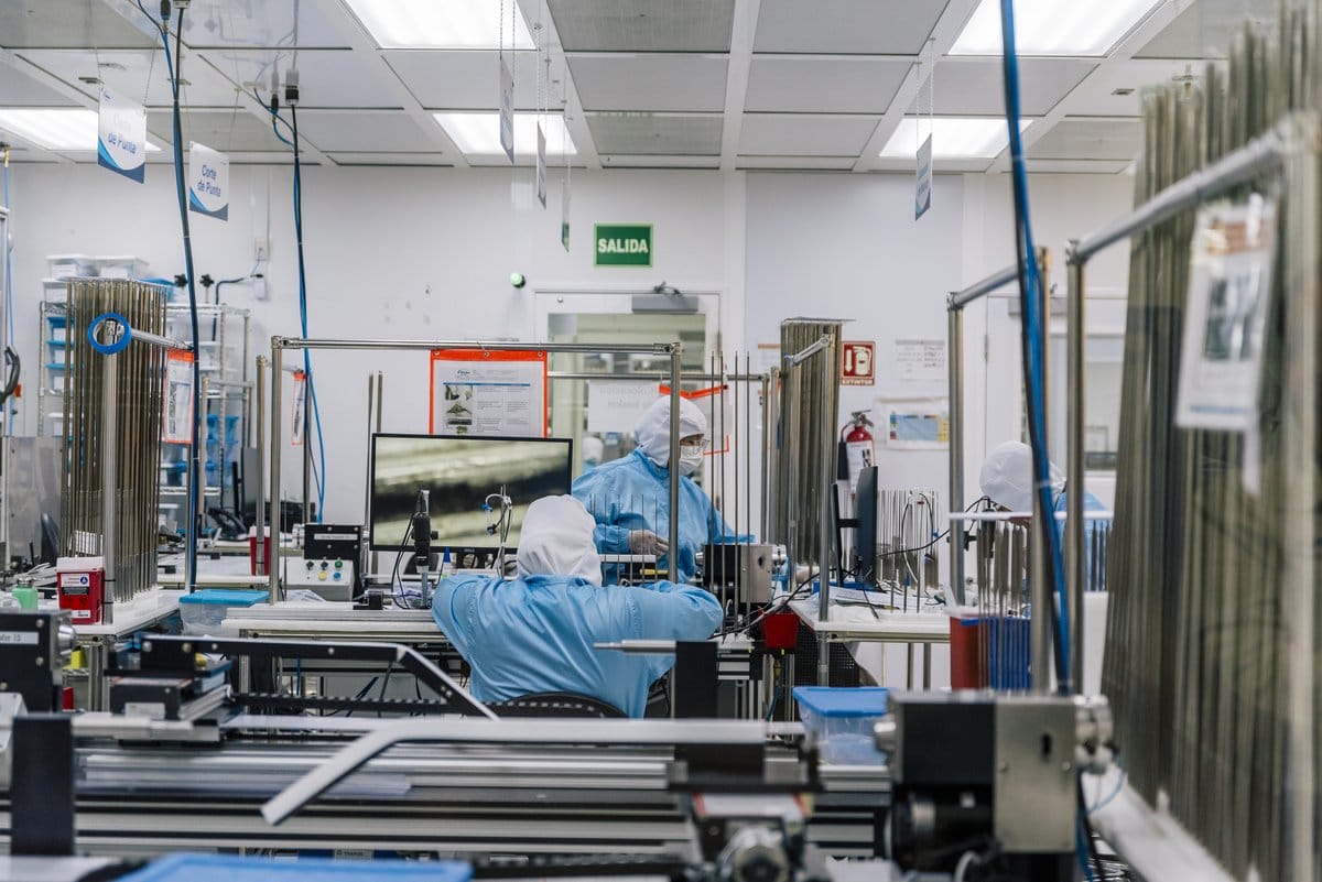Technicians in a cleanroom precision manufacturing facility in Mexico | Tetakawi