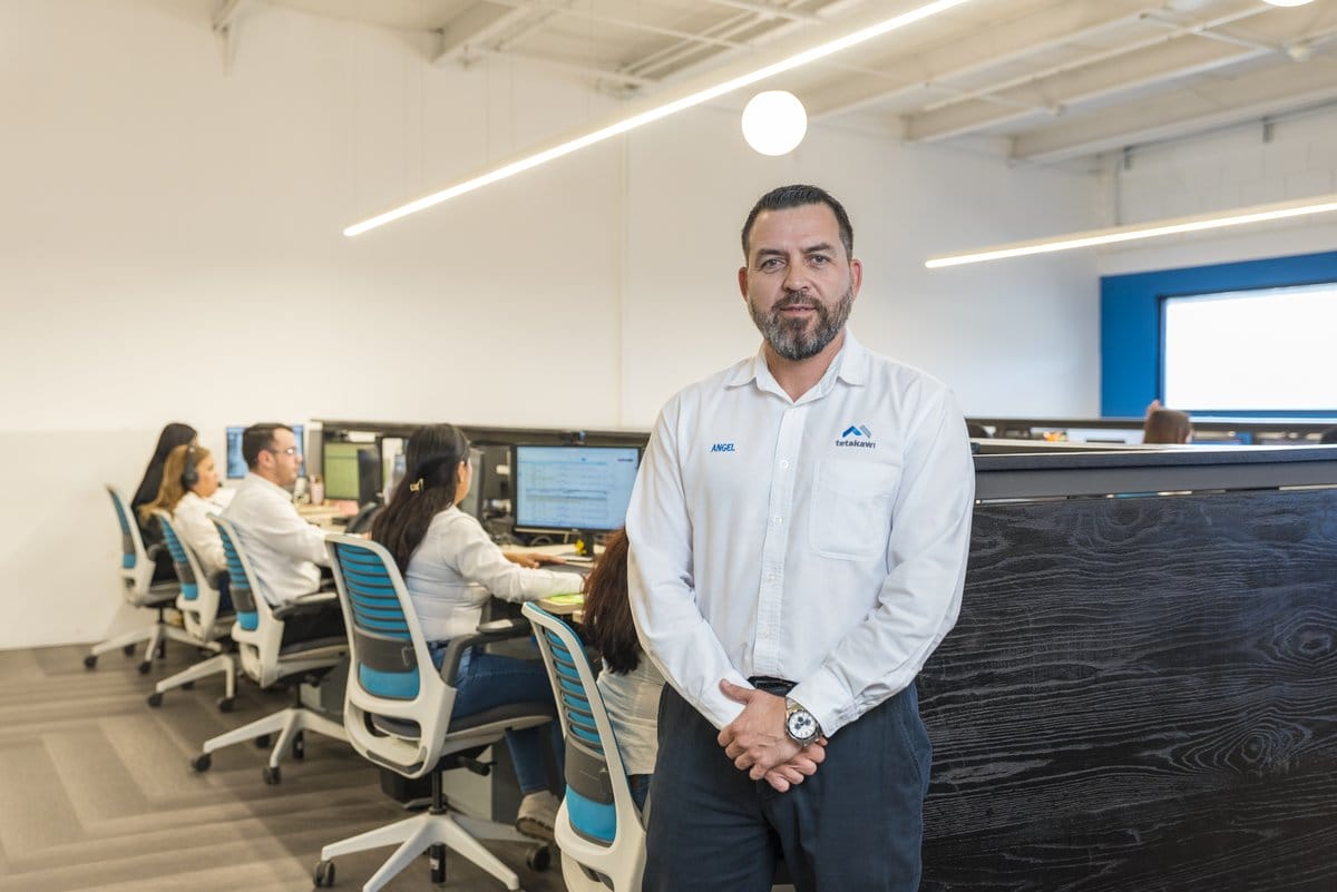 A Tetakawi manager oversees back-office financial operations tied to cash flow timing in Mexico | Tetakawi