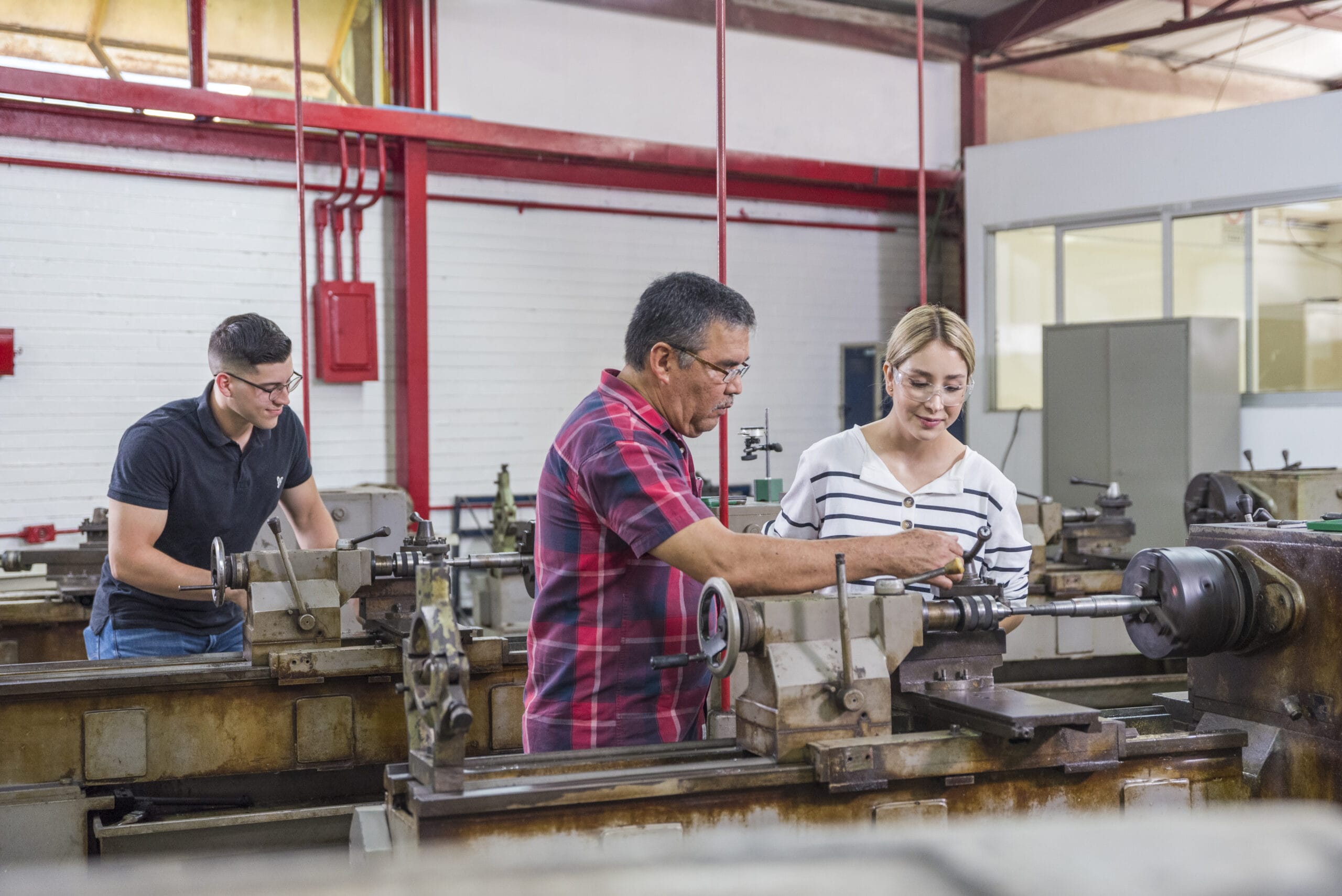 CONALEP instructor guiding students on a lathe during technical training in Mexico | Tetakawi