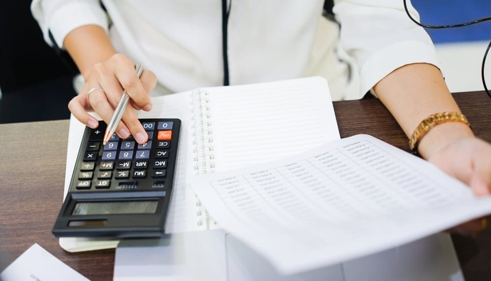 What is a payroll calculator
