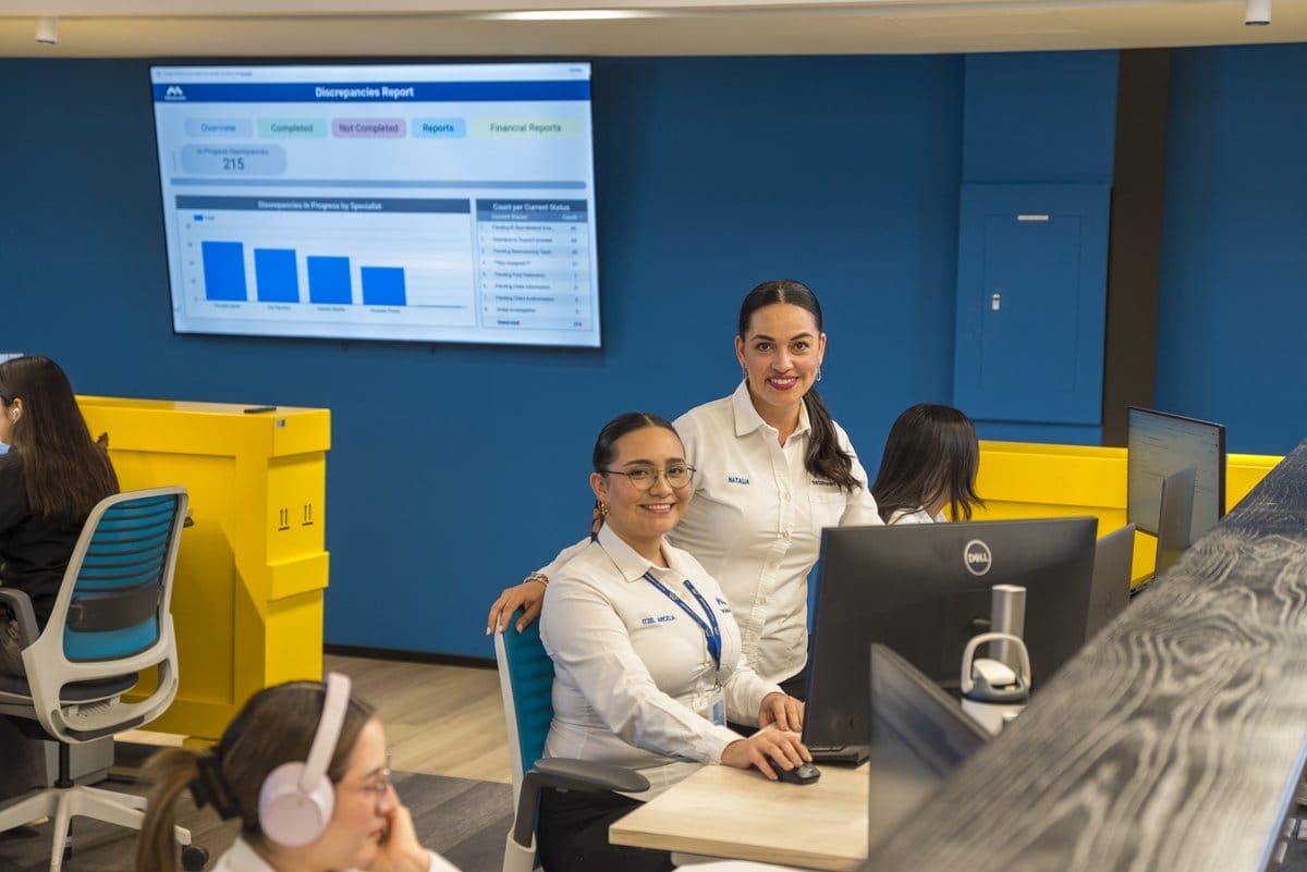 Tetakawi team reviewing a customs discrepancy report as part of Mexico's tariff compliance process | Tetakawi