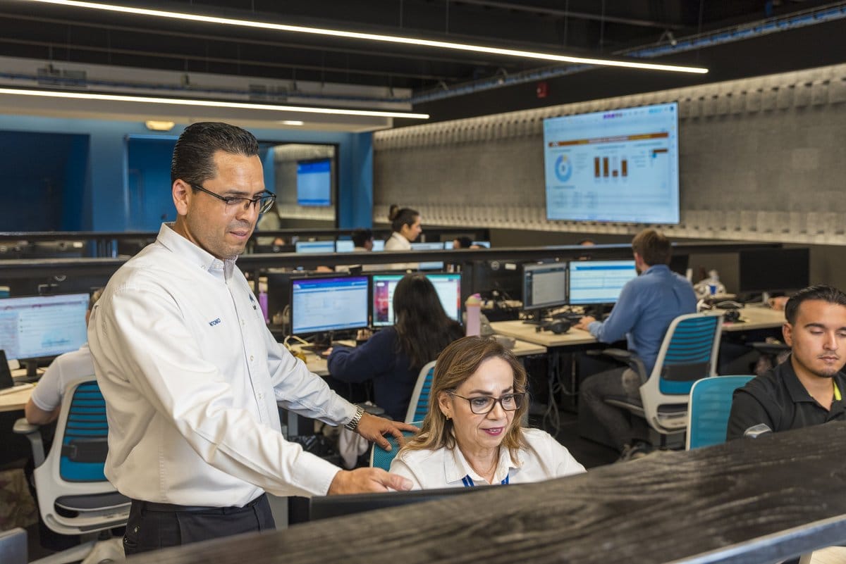 Tetakawi team reviewing a shipment operations dashboard, representing Mexico's duty-free trade network | Tetakawi