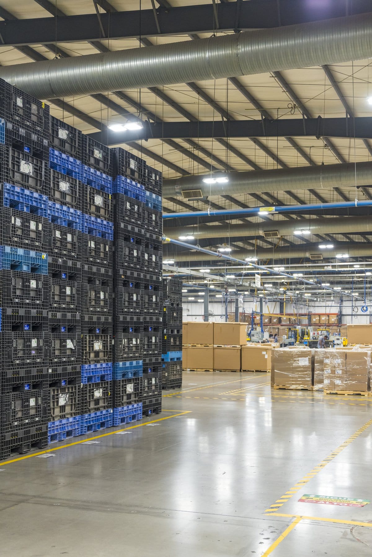 A forklift moving an export shipment through a Tetakawi Manufacturing Campus warehouse | Tetakawi
