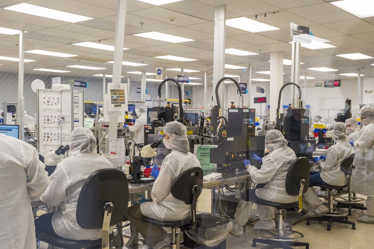 Technicians perform precision cleanroom inspection for medical device manufacturing in Mexico | Tetakawi