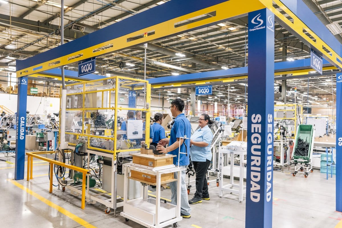 Automotive production floor workers in Mexico, illustrating the labor costs compared to the U.S. | Tetakawi