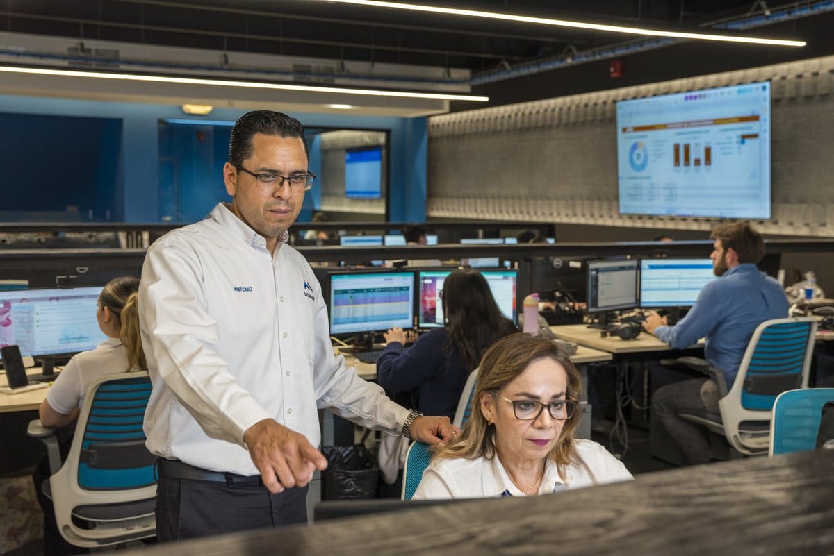 Tetakawi operations team monitoring shipment compliance for shelter company clients in Mexico | Tetakawi