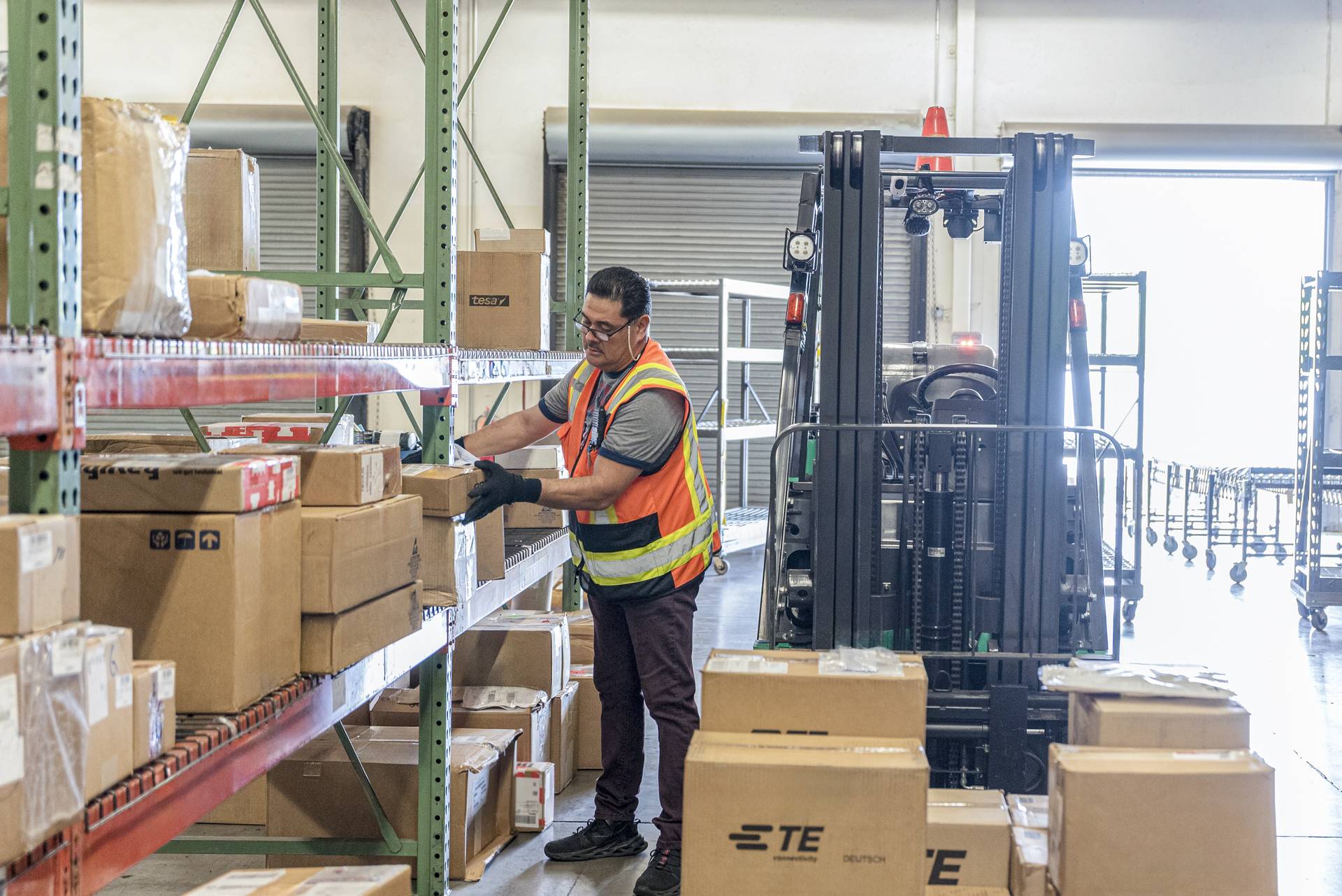 A worker manages inbound materials near a forklift at a warehouse on Tetakawi's Bella Vista Campus in Empalme, Sonora | Tetakawi Keywords: logistics mexico, cross border logistics, tetakawi bella vista campus, warehouse operations