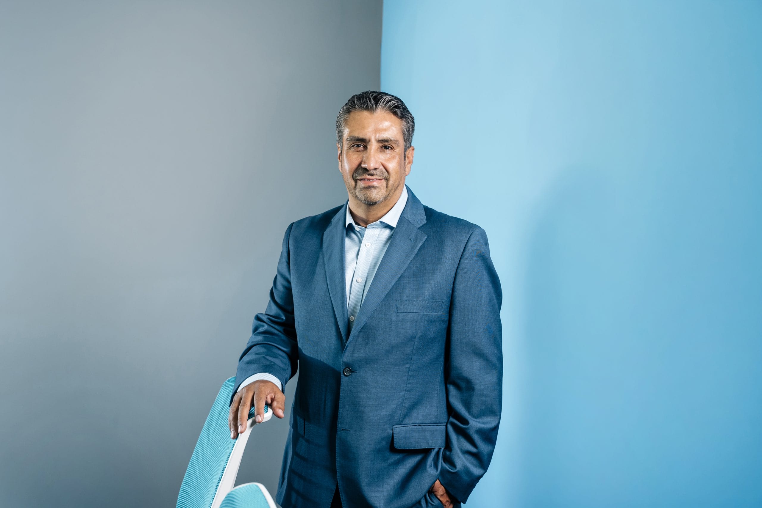 Helio Barriga, General Manager for Mazatlán at Tetakawi, in a blue suit against a light blue wall | Tetakawi