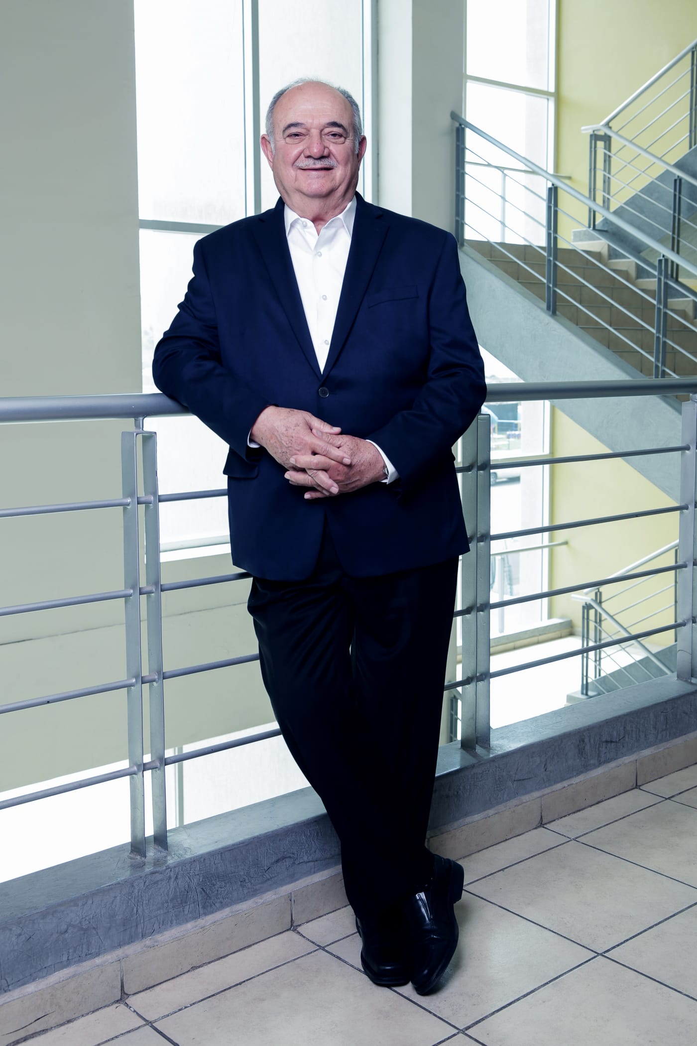 Mr. Gomez del Campo, member of the Tetakawi Board of Directors, leaning on a stairwell railing | Tetakawi