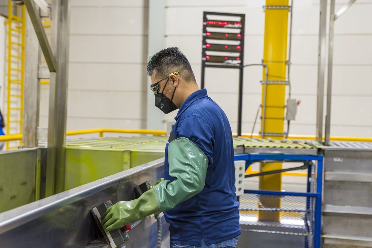 Technician running an aerospace-castings finishing line at a Tetakawi Manufacturing Campus in Mazatlán | Tetakawi