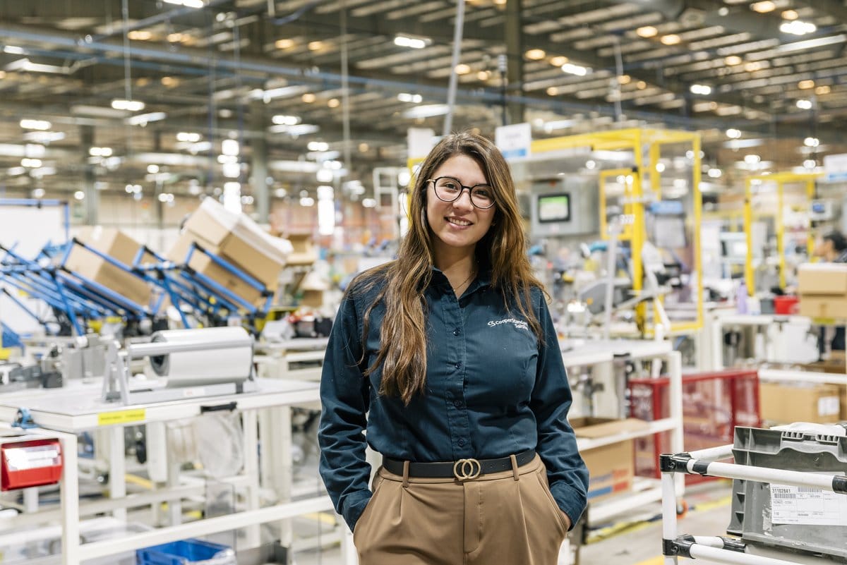 Employee on an automotive manufacturing production floor in Saltillo, Coahuila, Mexico | Tetakawi