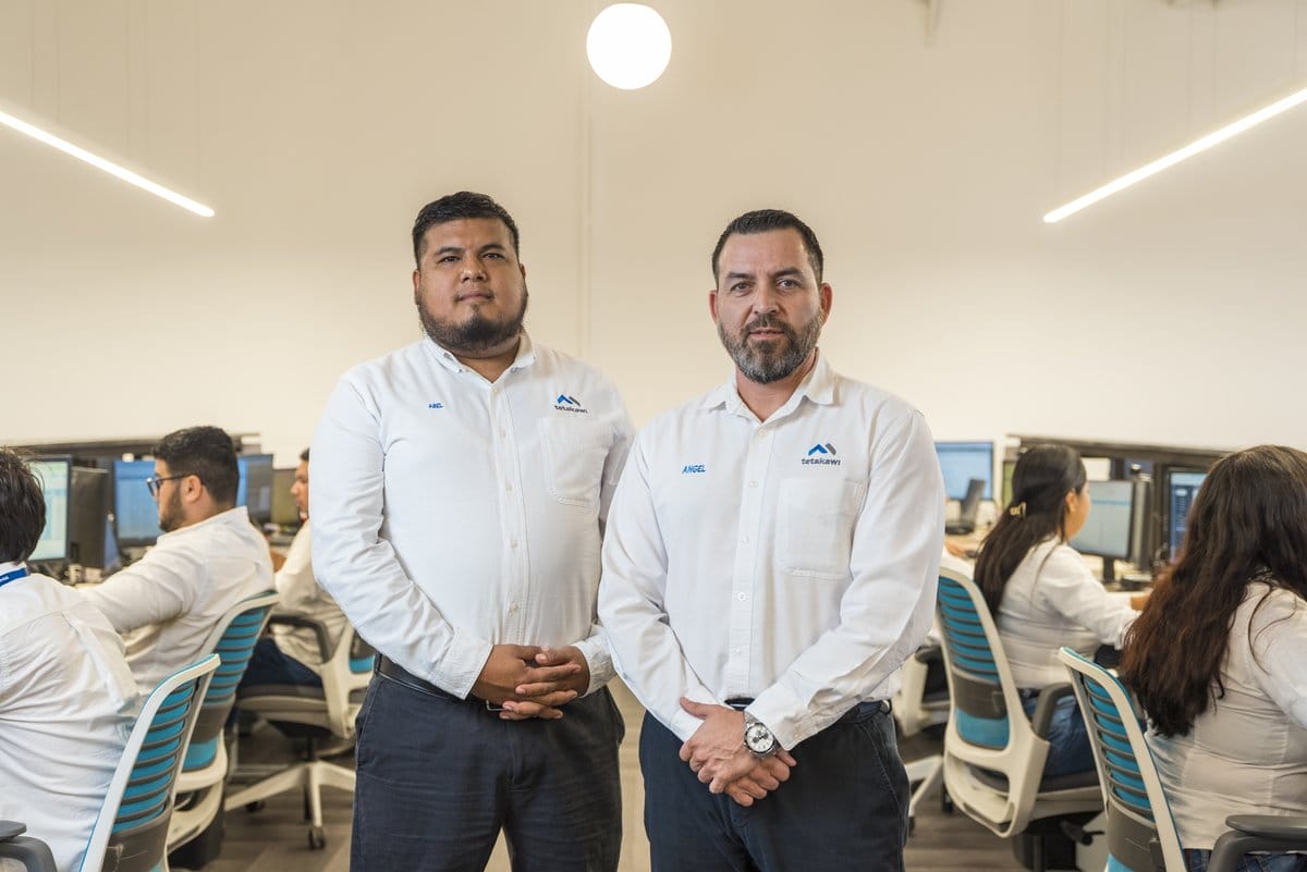 Tetakawi team members collaborating in a bright office to support shelter services for manufacturers in Mazatlán | Tetakawi