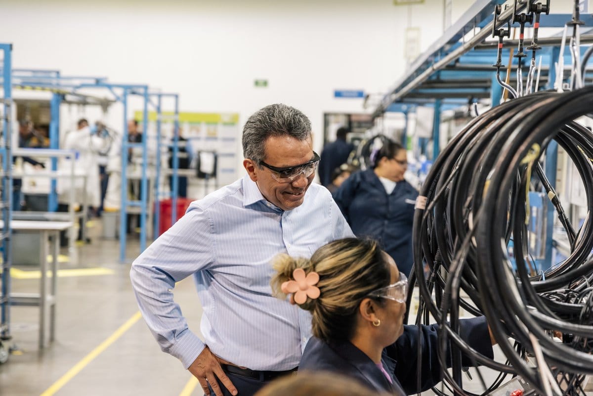 Manufacturing supervisor and line operator review work amid Mexico's 40-hour workweek transition | Tetakawi
